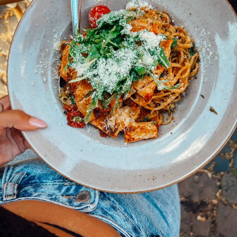 Leckeres Pastagericht mit Tomaten und Rucola